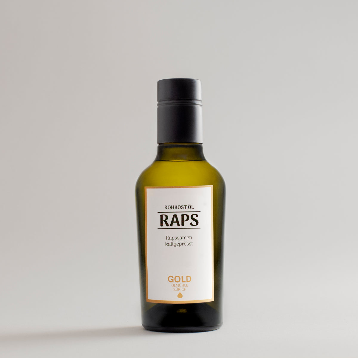 Unser Rapsöl: kaltgepresst, aromatisch und 100 Prozent Swiss MadeWird Rapsöl kaltgepresst, ist es besonders aromatisch und nährstoffreich. Probier jetzt unsere feinen Öle aus der Zürcher Gold Ölmühle.