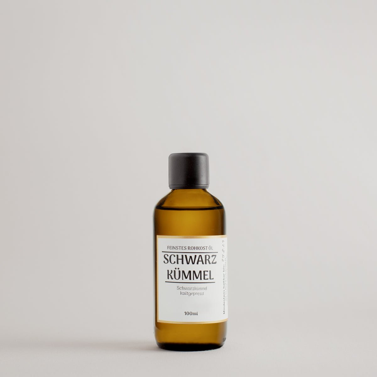 Schwarzkümmelöl – kaltgepresst, hochwertig und altbewährtUnser Schwarzkümmelöl wird kaltgepresst aus hochwertigen Rohstoffen: Das sorgt für eine tolle Nährstoffzusammensetzung und intensiven Geschmack.