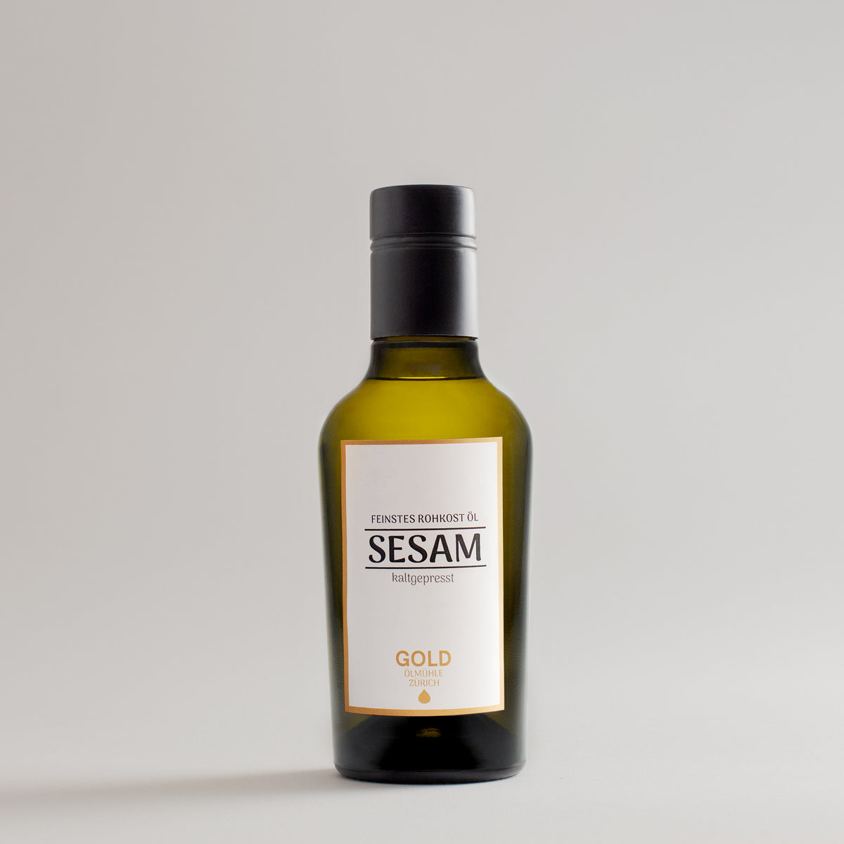 Unser Sesamöl – ungeröstet, kaltgepresst und mild-nussigUnsere nativen Öle überzeugen durch ihre hohe Qualität. So auch unser Sesamöl: ungeröstet und kaltgepresst entfaltet es seinen mild-nussigen Geschmack.